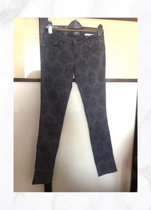 Серые брендовые джинсы скинни с узором вензеля4 фото