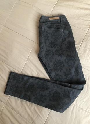 Серые брендовые джинсы скинни с узором вензеля7 фото