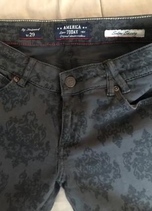 Серые брендовые джинсы скинни с узором вензеля3 фото