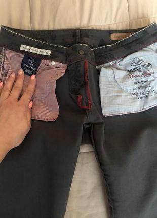 Серые брендовые джинсы скинни с узором вензеля8 фото