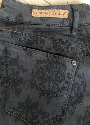 Серые брендовые джинсы скинни с узором вензеля6 фото