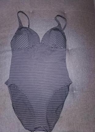 Купальник цельный.