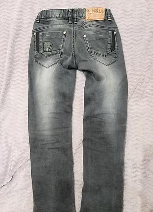 Джинсы узкачи в школу