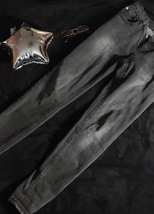 Новые серые джинсы с потертостями от terranova