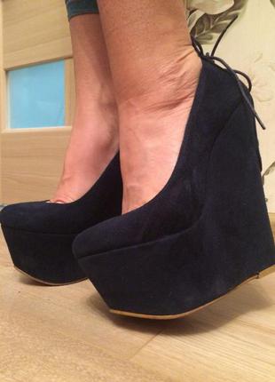 Шикарний замшевий туфель.