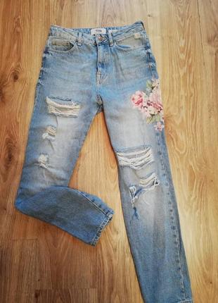 Рваные джинсы tori - mom с рисунком. идеальные. торг. s-m.