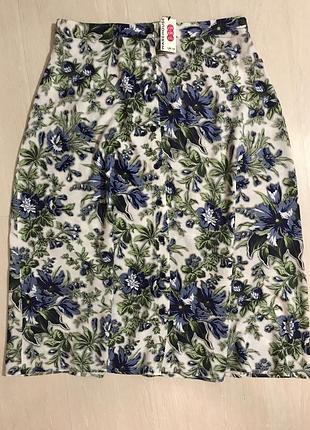 Очень красивая и стильная брендовая юбка-миди в цветах..100% вискоза.