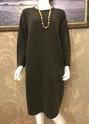 Очень красивое и стильное брендовое платье-миди оливкового цвета.1 фото