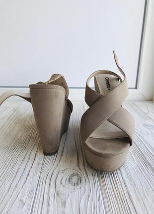 Босоніжки на танкетці