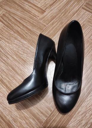 Кожаные женские туфли на каблуке