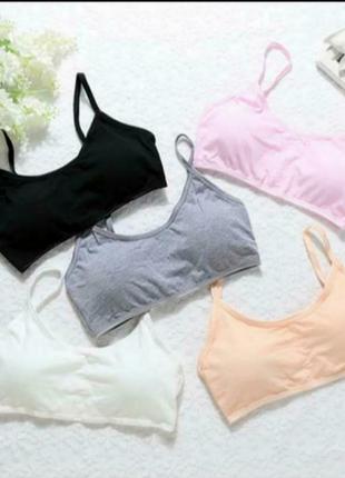 Топ хлопковый нежный гладкий с поролоновыми вставками.