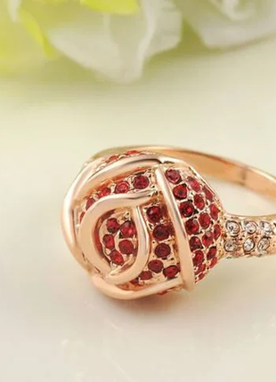 Позолоченное кольцо с красными цирконами роза код 6943 фото