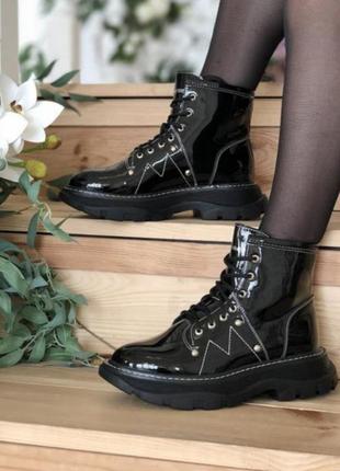 Alexander mcqueen ankle boots black лакированные женские чёрные деми ботинки на осень панк гранж жіночі лаковані чорні ботінки черевики на осінь2 фото