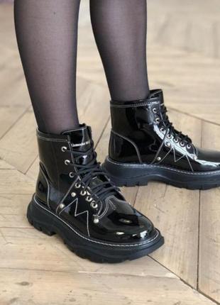 Alexander mcqueen ankle boots black лакированные женские чёрные деми ботинки на осень панк гранж жіночі лаковані чорні ботінки черевики на осінь3 фото