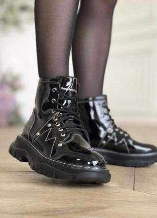 Alexander mcqueen ankle boots black лакированные женские чёрные деми ботинки на осень панк гранж жіночі лаковані чорні ботінки черевики на осінь4 фото