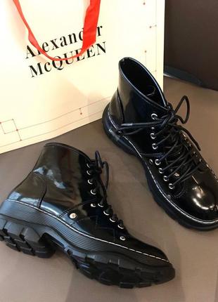 Alexander mcqueen ankle boots black лакированные женские чёрные деми ботинки на осень панк гранж жіночі лаковані чорні ботінки черевики на осінь7 фото