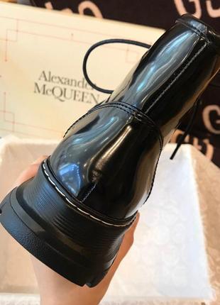 Alexander mcqueen ankle boots black лакированные женские чёрные деми ботинки на осень панк гранж жіночі лаковані чорні ботінки черевики на осінь6 фото