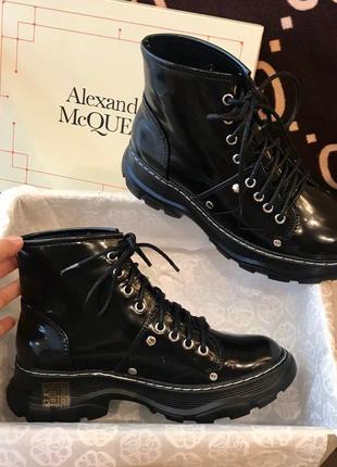 Alexander mcqueen ankle boots black лакированные женские чёрные деми ботинки на осень панк гранж жіночі лаковані чорні ботінки черевики на осінь5 фото