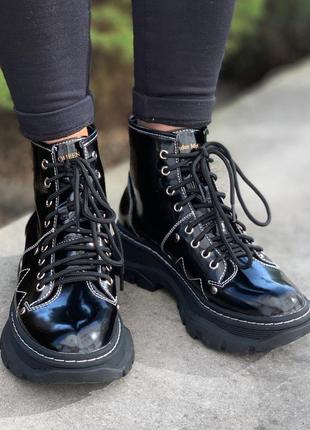 Alexander mcqueen ankle boots black лакированные женские чёрные деми ботинки на осень панк гранж жіночі лаковані чорні ботінки черевики на осінь10 фото