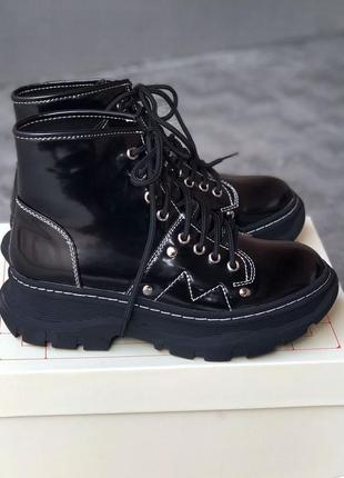 Alexander mcqueen ankle boots black лакированные женские чёрные ботинки на осень панк гранж жіночі лаковані чорні ботінки черевики на осінь dollskill10 фото