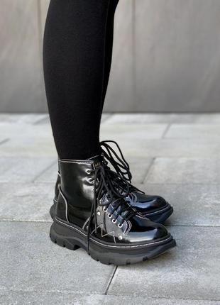 Alexander mcqueen ankle boots black лакированные женские чёрные ботинки на осень панк гранж жіночі лаковані чорні ботінки черевики на осінь dollskill7 фото