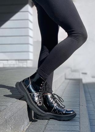 Alexander mcqueen ankle boots black лакированные женские чёрные ботинки на осень панк гранж жіночі лаковані чорні ботінки черевики на осінь dollskill4 фото