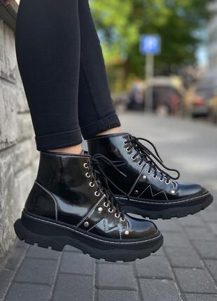 Alexander mcqueen ankle boots black лакированные женские чёрные ботинки на осень панк гранж жіночі лаковані чорні ботінки черевики на осінь dollskill3 фото