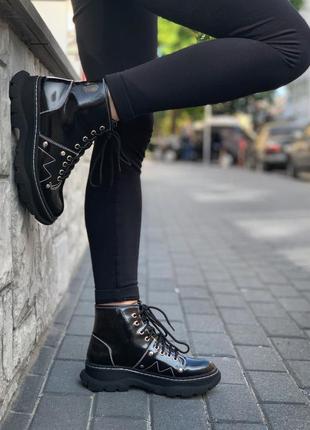 Alexander mcqueen ankle boots black лакированные женские чёрные ботинки на осень панк гранж жіночі лаковані чорні ботінки черевики на осінь dollskill2 фото
