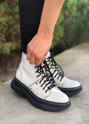 Alexander mcqueen ankle boots white жіночі білі демісезонні черевики панк гранж dollskill на осінь білі жіночі низькі ботінки черевики на осінь