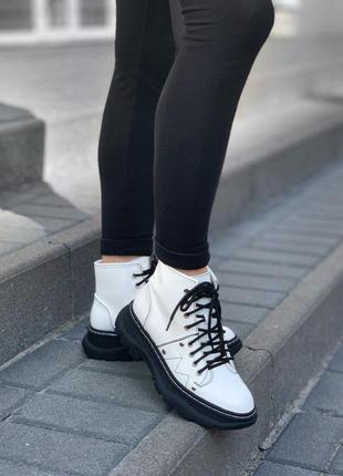 Alexander mcqueen ankle boots white женские белые демисезонные ботинки панк гранж dollskill на осень білі жіночі низькі ботінки черевики на осінь8 фото