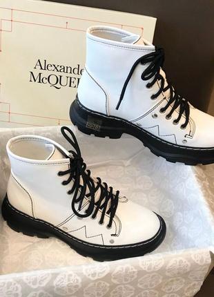 Alexander mcqueen ankle boots white женские белые демисезонные ботинки панк гранж dollskill на осень білі жіночі низькі ботінки черевики на осінь6 фото