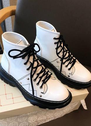 Alexander mcqueen top boots white женские белые демисезонные ботинки панк гранж dollskill на осень білі жіночі низькі ботінки черевики на осінь