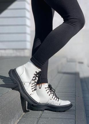 Alexander mcqueen ankle boots white женские белые демисезонные ботинки панк гранж dollskill на осень білі жіночі низькі ботінки черевики на осінь9 фото