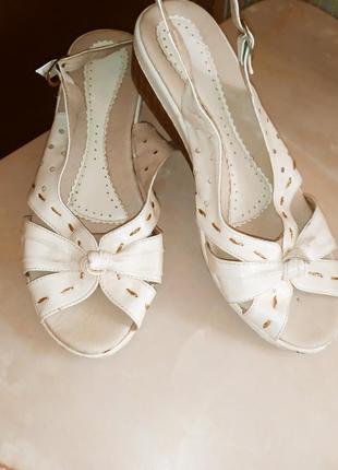 Жіночі босоніжки з перфорацією.