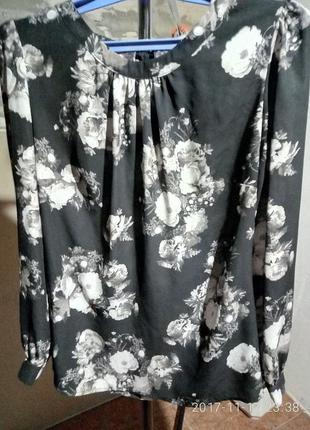 Блуза черная с цветами