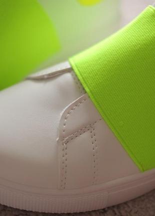 Женские белые кроссовки без шнурков с резинкой на подьеме яркого салатового цвета2 фото