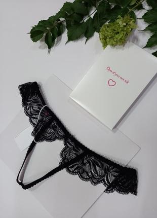 Соблазнительные стринги. obsessive contica черные с открытым доступом s-m