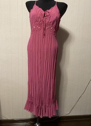 Розовое платье плиссе миди1 фото