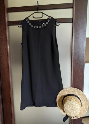 Чорна літня коктельна сукня з оздобленою горловиною