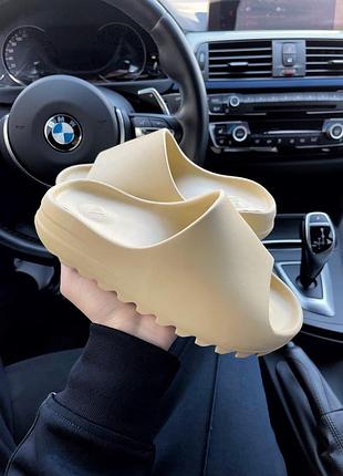 Женские шлепанцы adidas yeezy slide desert sand скидка sale | жіночі шльопанці знижка5 фото