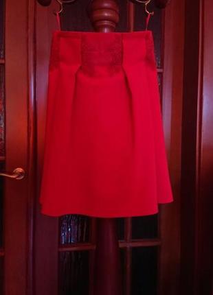 Шикарная яркая плиссированная красная юбка с цветочной вышивкой в стиле 50х10 фото