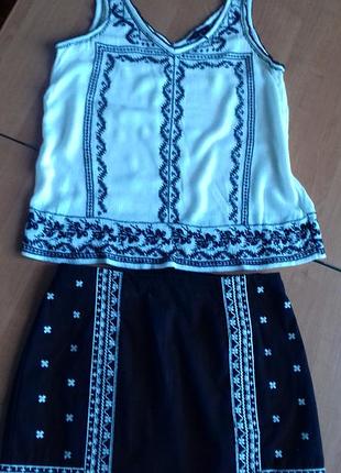 Классный летний вышитый комплект из юбки и майки, 10 размер.