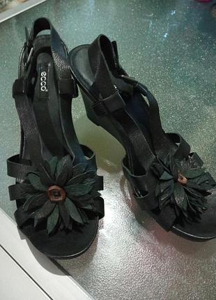 Брендовые новые босаножки на высокой танкетке