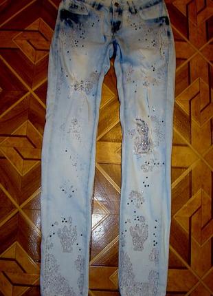 Стрейчевые рваные джинсы скинни со стразами realty jeans  (р.xs/34)