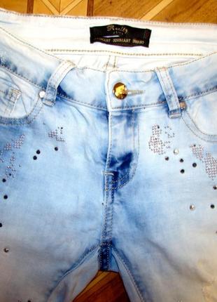 Стрейчевые рваные джинсы скинни со стразами realty jeans  (р.xs/34)