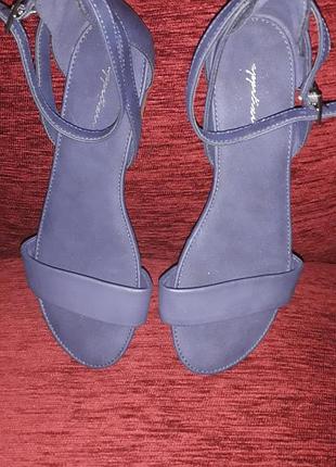 Босоніжки жіночі