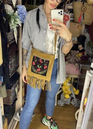 Стильна замшева сумочка з бахромою і вишивкою