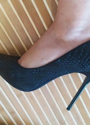 Женские черные туфли тиснением под рептилию р. 402 фото