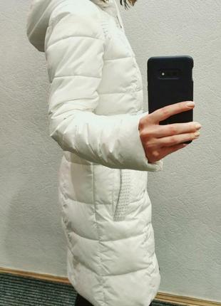 Белая зимняя теплая приталенная маленькая куртка с капюшоном eacmaess luxury collection / zara, h&m, bershka, asos, reserved6 фото