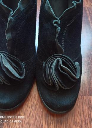 Чорні замшеві туфлі на каблуку